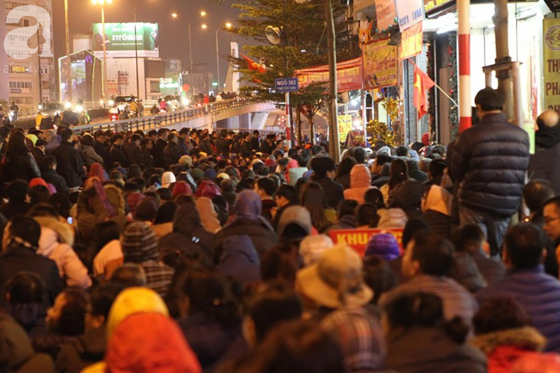 Chùm ảnh: Hàng nghìn người dân đổ về chùa Phúc Khánh cúng sao giải hạn đầu năm